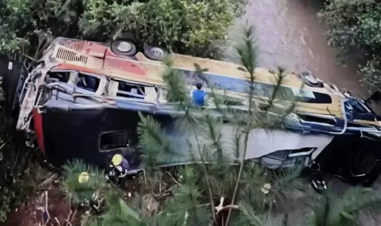 colectivo con 50 pasajeros cayó a un arroyo tras chocar con un auto en la Ruta 14