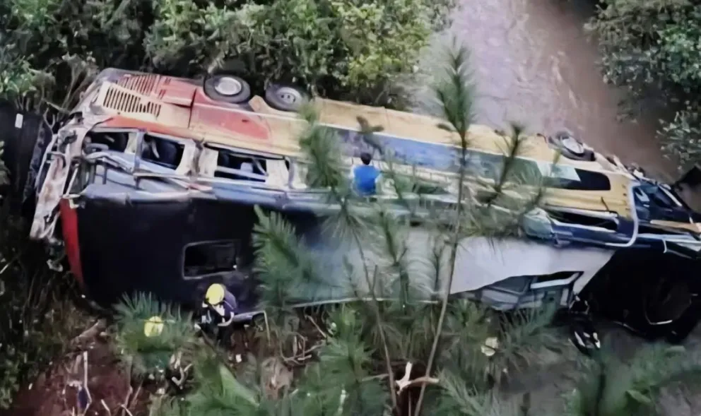 colectivo con 50 pasajeros cayó a un arroyo tras chocar con un auto en la Ruta 14