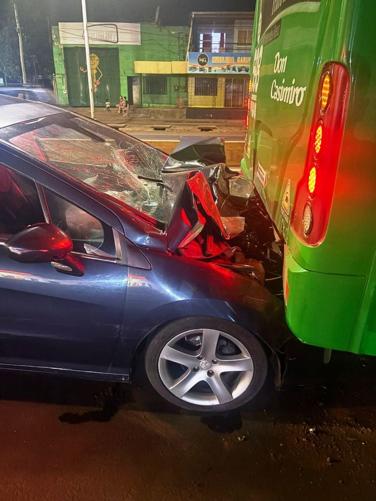 Choque entre un auto y un colectivo frente a una estación de servicio