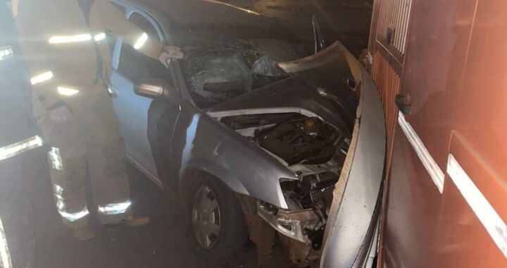 Un auto chocó contra un micro turístico estacionado y movilizó un operativo de emergencia