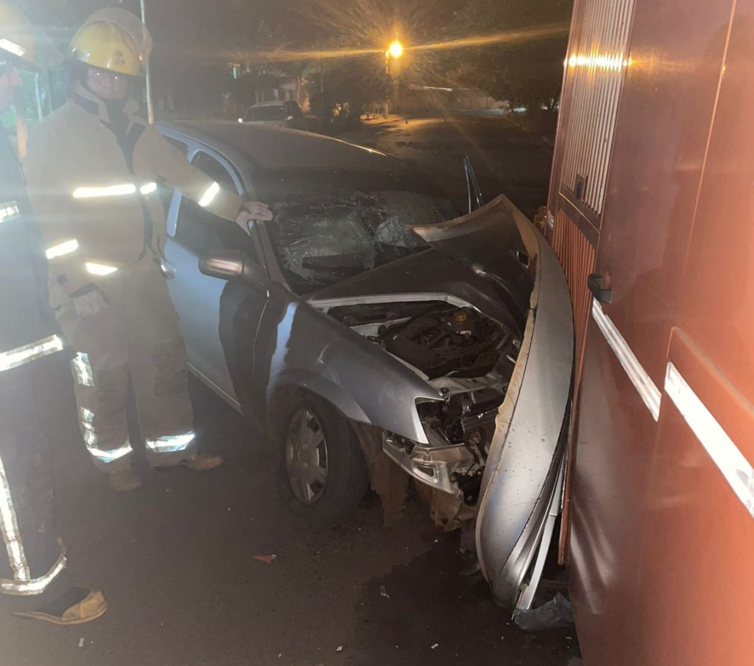 Un auto chocó contra un micro turístico estacionado y movilizó un operativo de emergencia