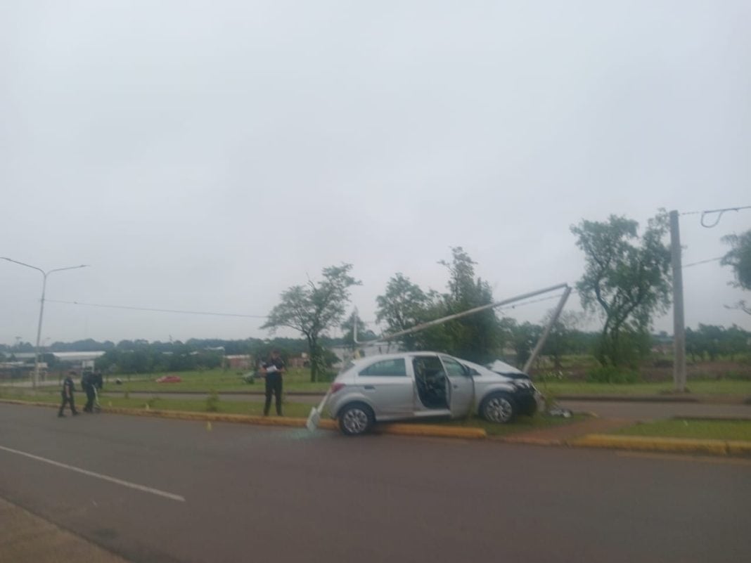 Un auto perdió el control y chocó contra un poste