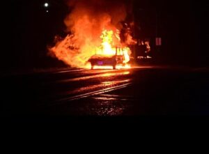 Un auto se incendió por completo en plena calle frente a una escuela