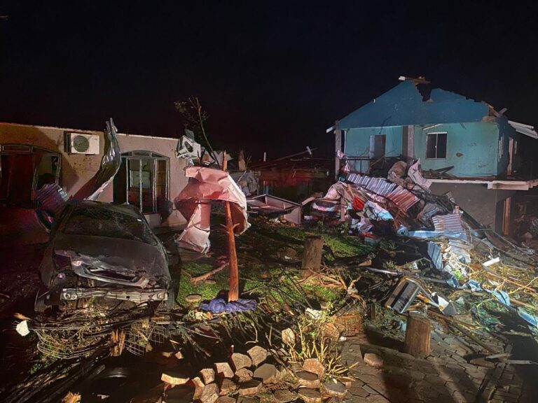 Un poderoso tornado destruyó gran parte de un pueblo en Brasil a 200 km de Misiones