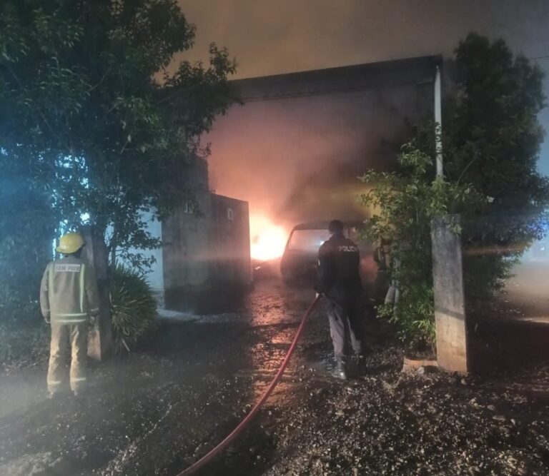 Dos vehículos quedaron destruidos tras un incendio