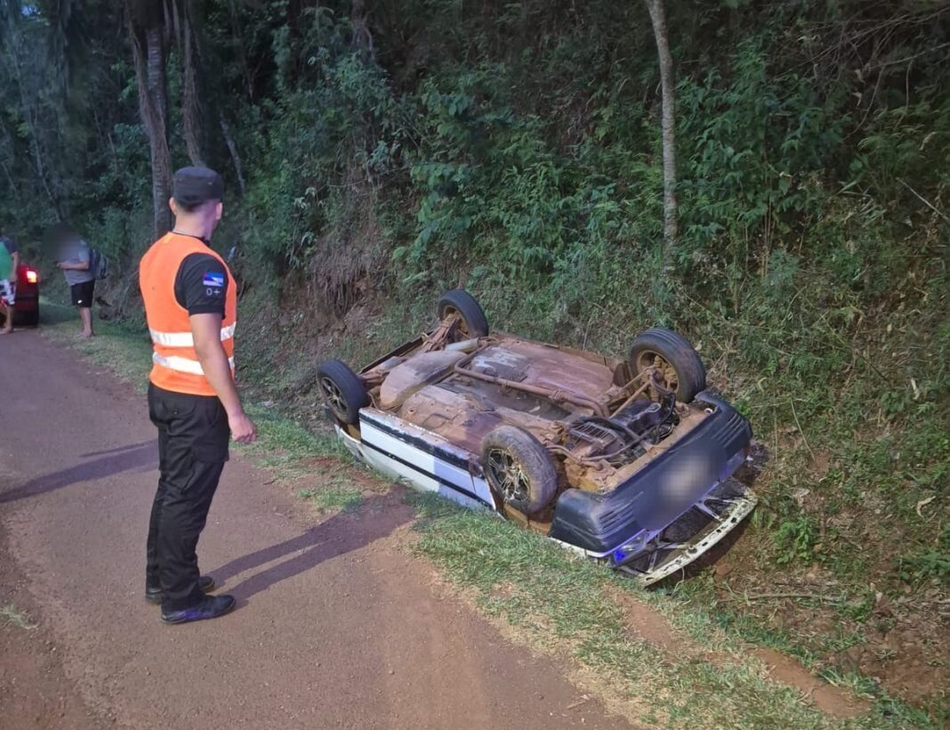 Hombre de 33 años resulta lesionado tras despistar con su vehículo