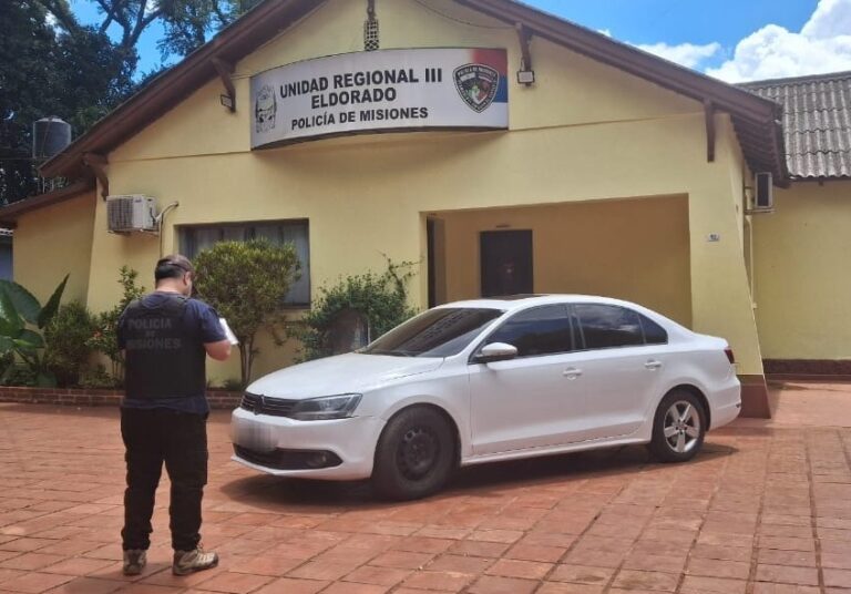 Huyó de un control abandonando un auto robado en Eldorado