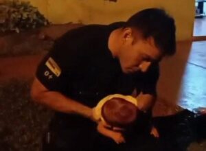 Policías le salvaron la vida a un bebé de un mes con maniobras de Heimlich