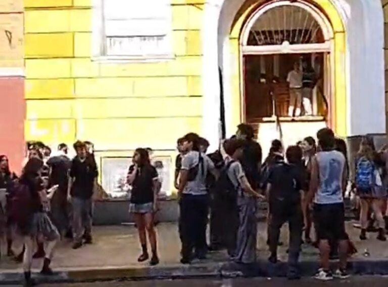Tensión por el "último día" en un instituto de Posadas