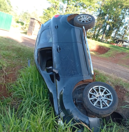 Un auto cayó a un canal de drenaje al costado de la Ruta 12 en Eldorado