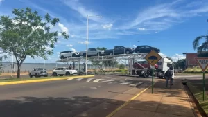 Un camión que transportaba autos 0km quedó atascado en una rotonda