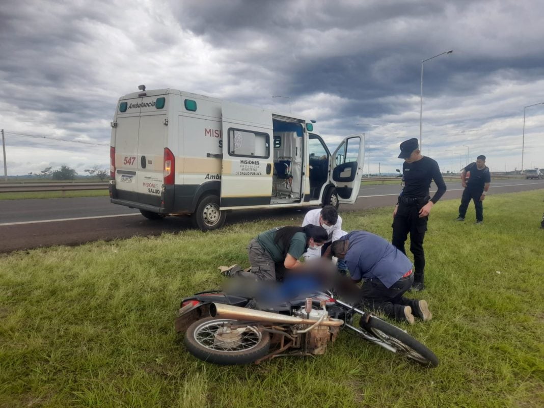 Una mujer terminó inconsciente tras despistar con su moto