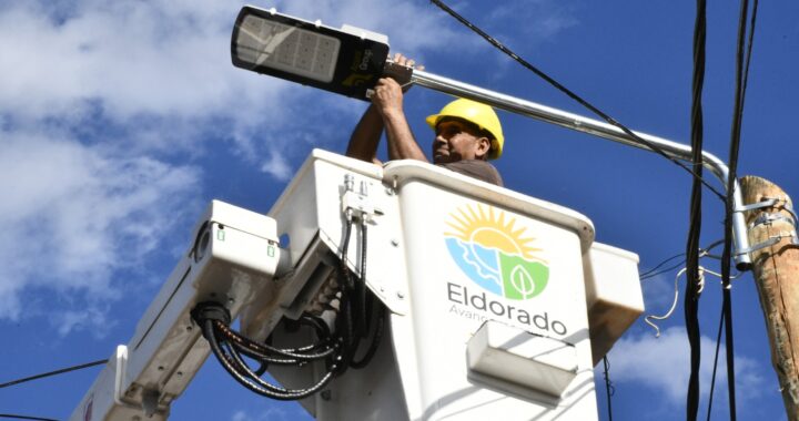 Eldorado avanza con trabajos de luminarias en distintos barrios