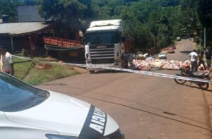 Camión no pudo subir una pendiente y volcó su carga de cerveza