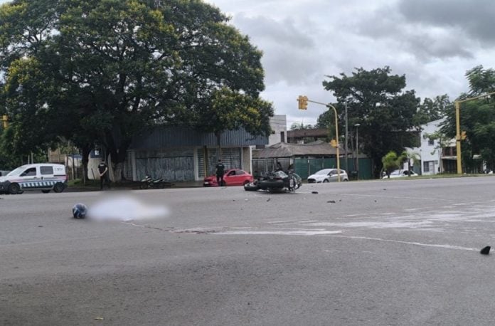 Choque entre un auto y una moto deja un hombre fallecido