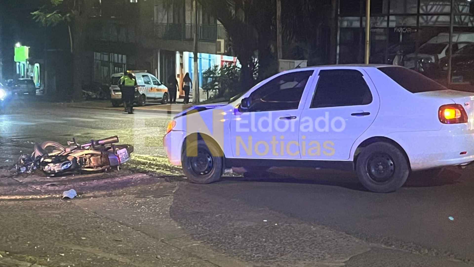 Choque entre un auto y una moto en el km 6 de Eldorado