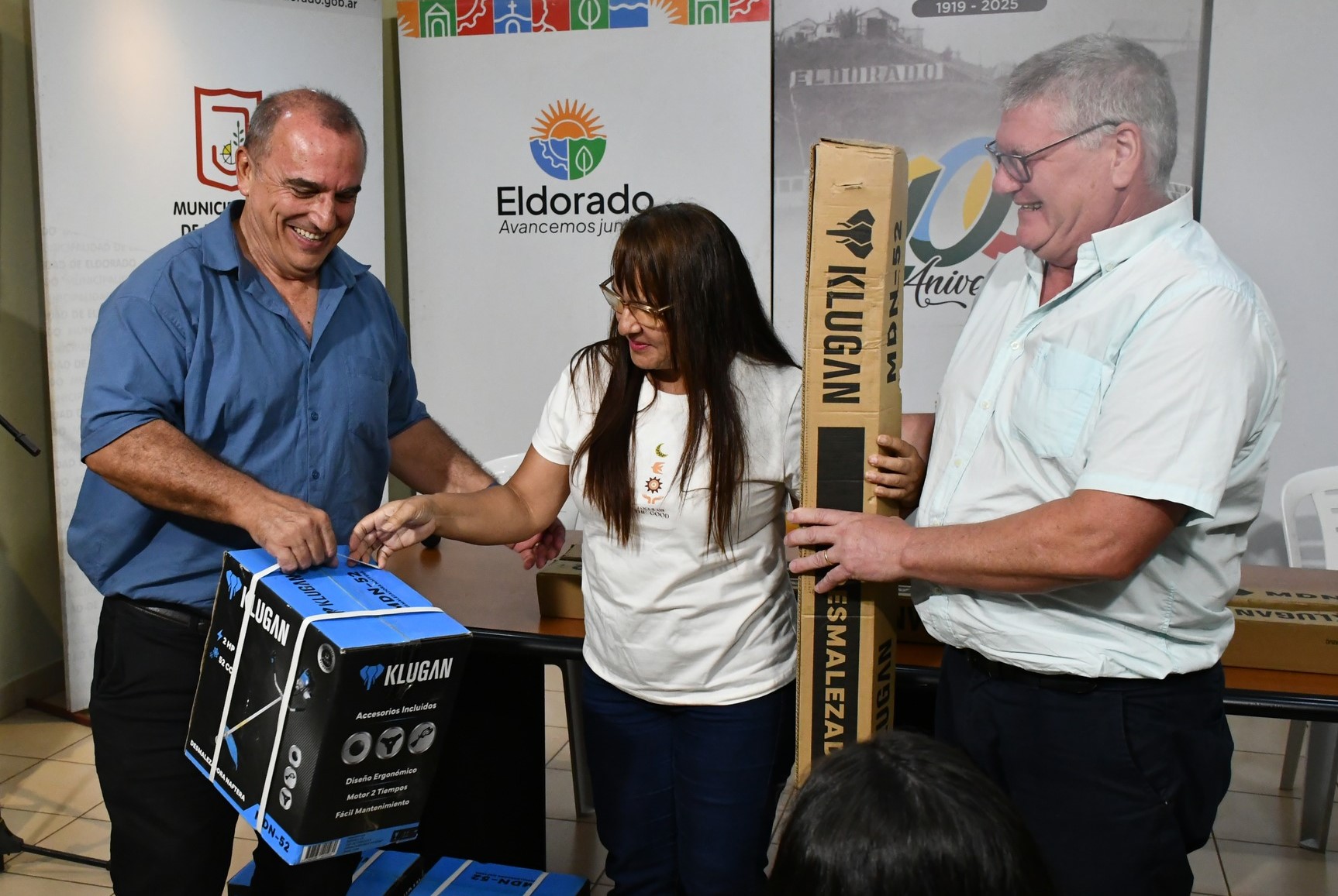 Eldorado entregó motoguadañas a escuelas públicas