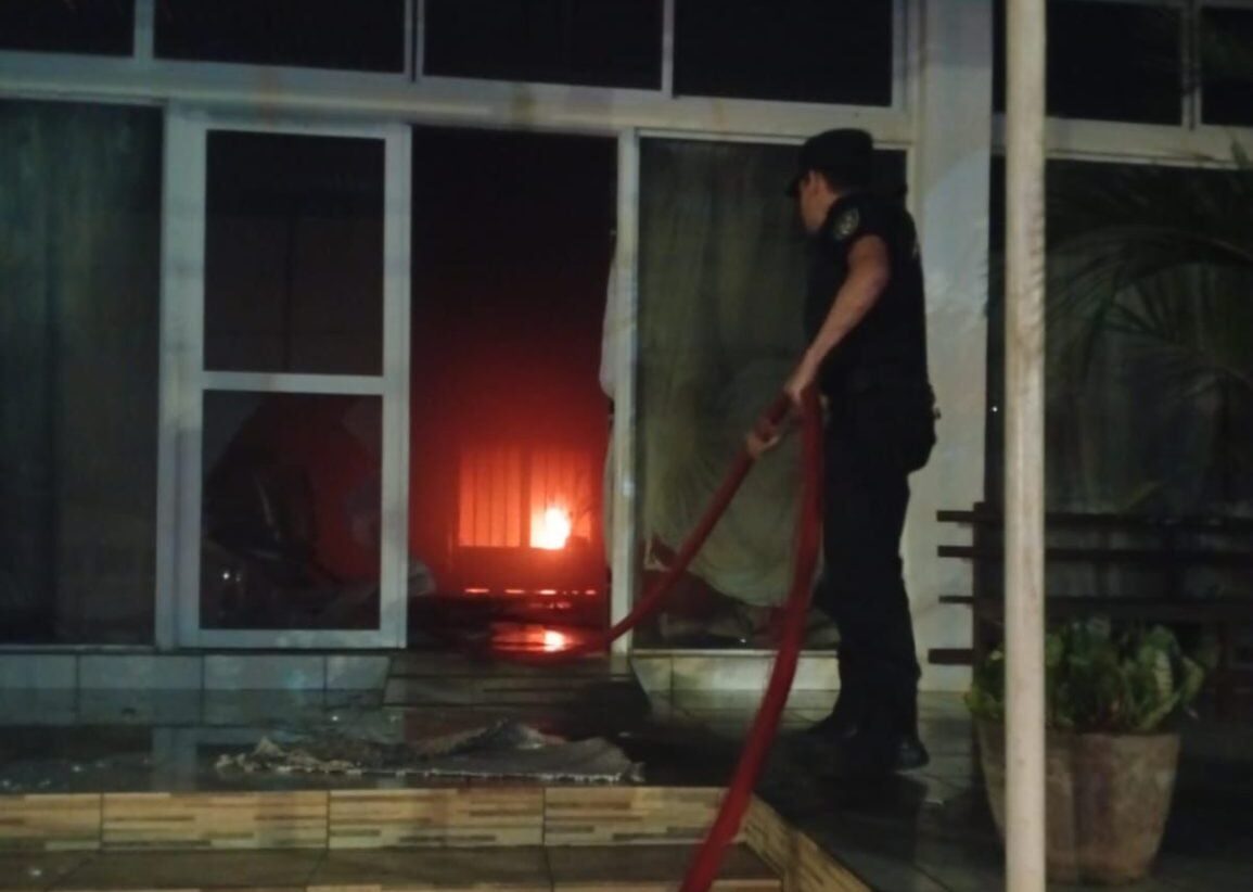 Incendio parcial en una funeraria durante la madrugada