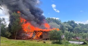 Incendio por la fugas de gas destruyó una vivienda de madera