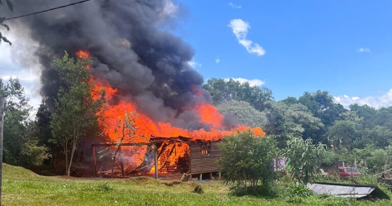 Incendio por la fugas de gas destruyó una vivienda de madera