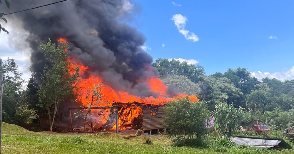 Incendio por la fugas de gas destruyó una vivienda de madera