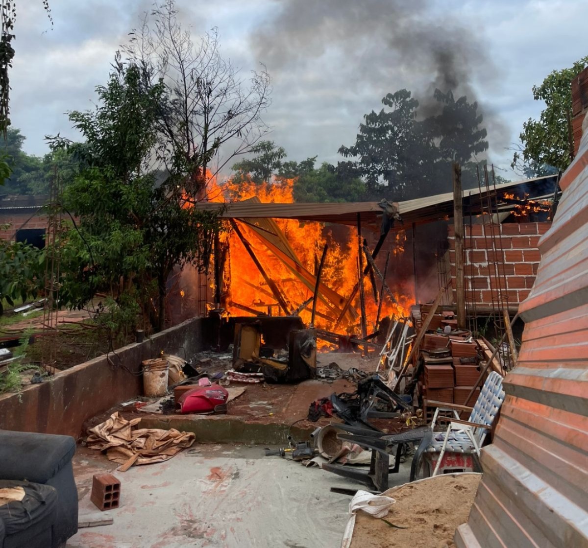 Intentó ahuyentar mosquitos con fuego y se incendió por completo su casa en Puerto Iguazú