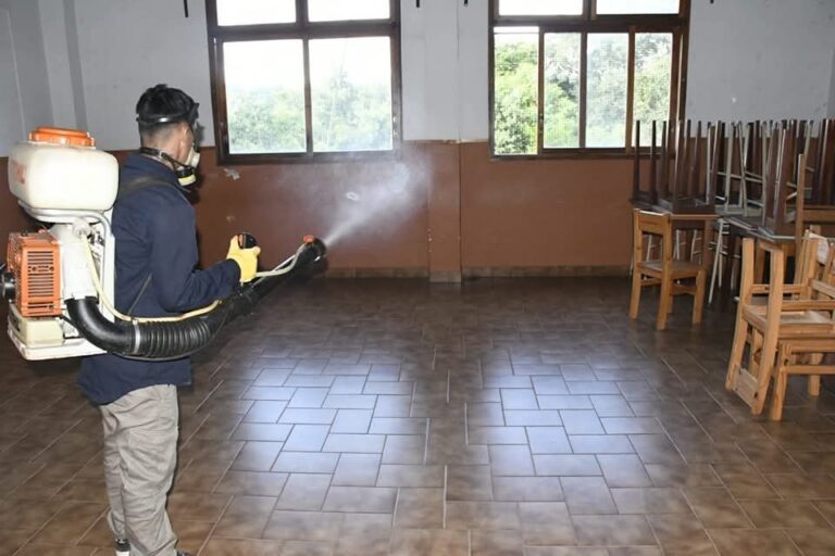 Refuerzan la fumigación en escuelas de Eldorado