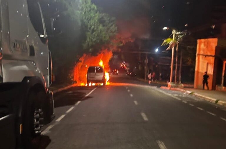 incendio de un auto en pleno centro