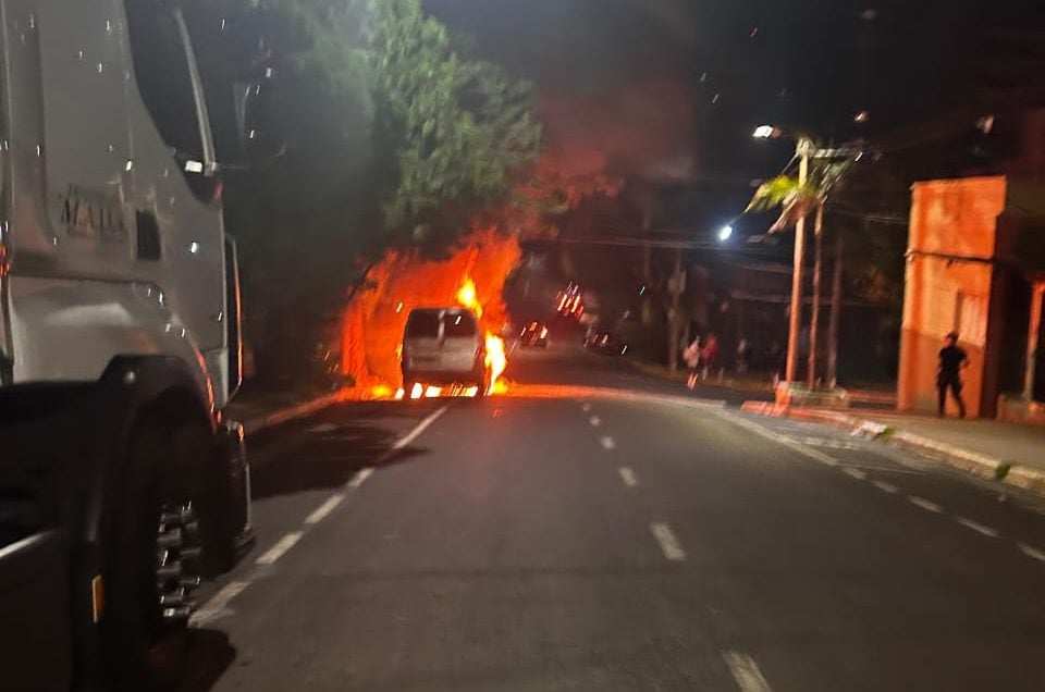 incendio de un auto en pleno centro