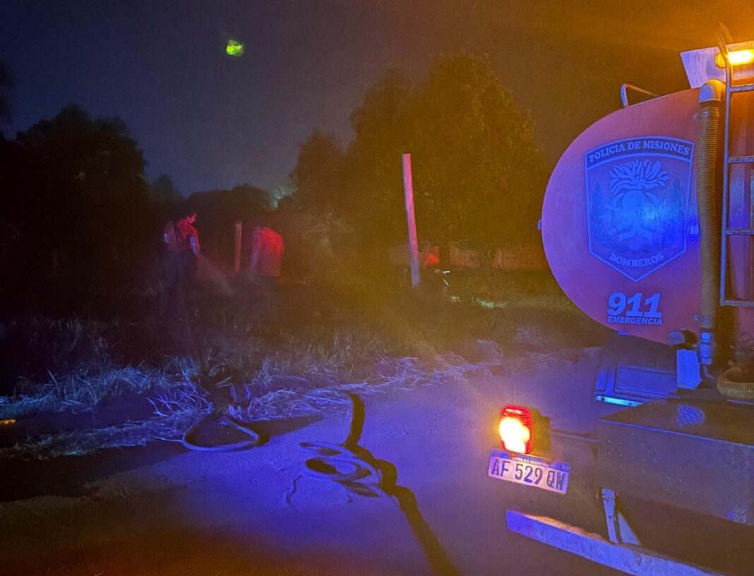 Bomberos sofocan dos principios de incendio durante la madrugada