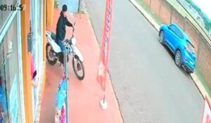 Intentó robar una moto frente a un comercio y fue detenido
