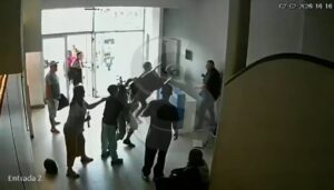 Se cruzó con su ex novia y su actual novio