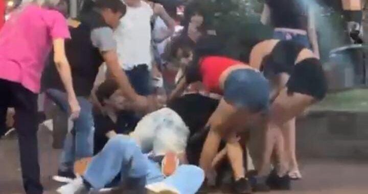 pelea en la Plaza Sarmiento de Eldorado