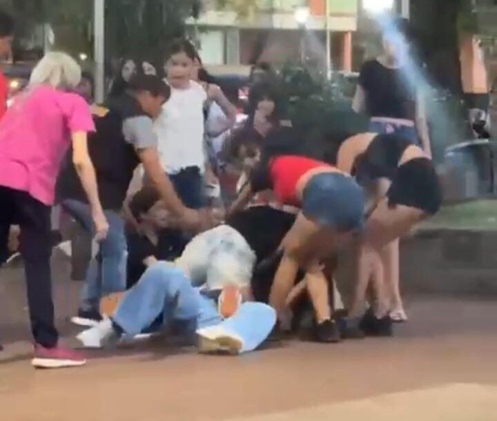 pelea en la Plaza Sarmiento de Eldorado