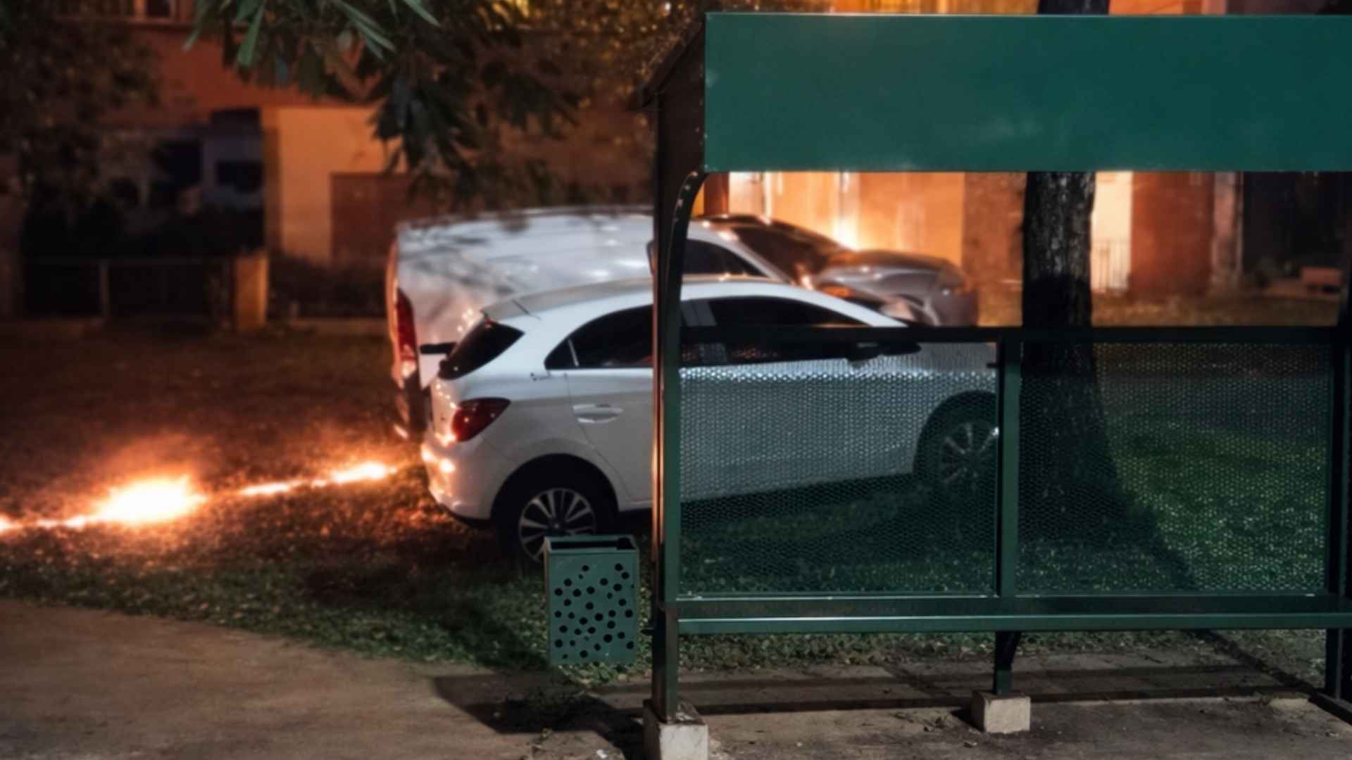Arrojaron una botella con combustible y provocaron un incendio que dañó dos autos