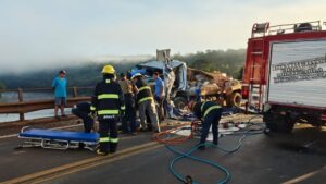 Choque de 2 camiones en el puente Piray Guazú