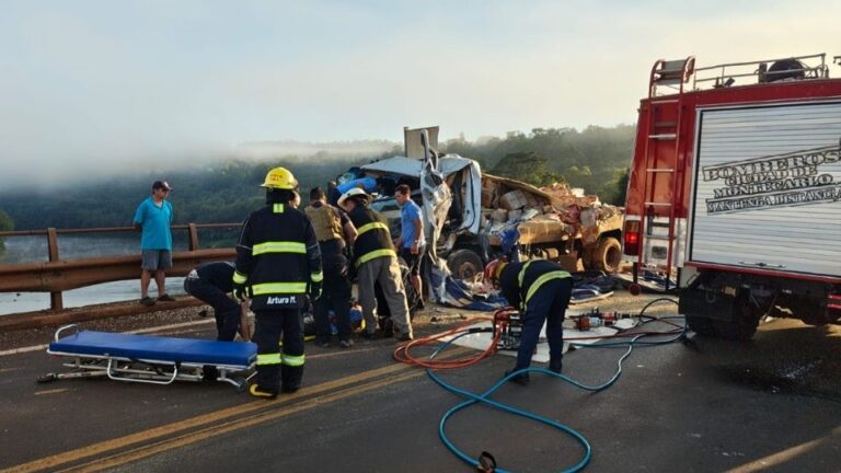 Choque de 2 camiones en el puente Piray Guazú