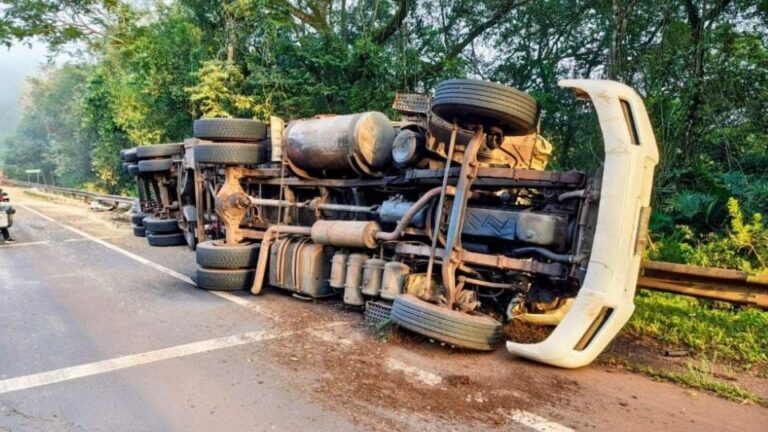 Choque entre camiones en la RN 12 sobre el puente Piray Guazú