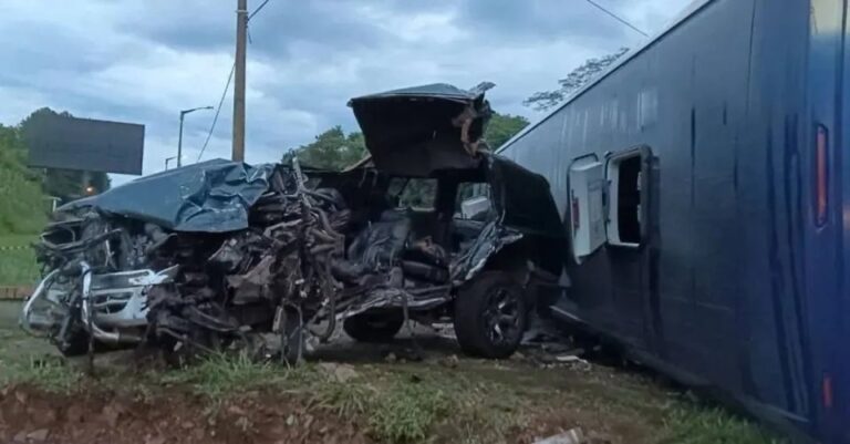 Choque entre dos ómnibus y una camioneta dejó un muerto y más de 20 heridos en Paraguay