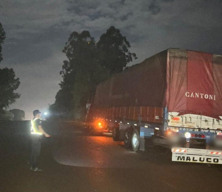 Choque entre un auto y un camión en la Ruta 12