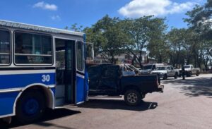 Choque entre un colectivo y una camioneta en la Ruta 12