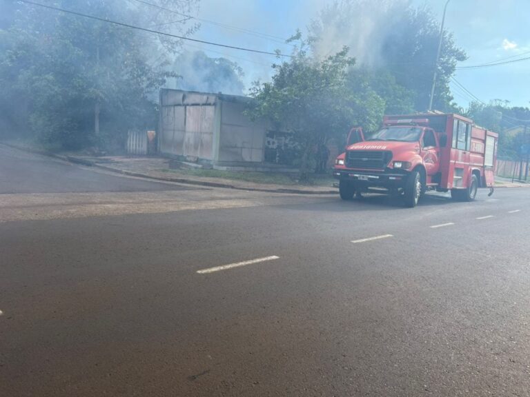 Investigan el incendio de un depósito y buscan a un sospechoso