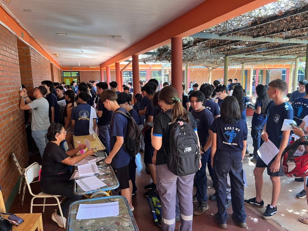 Más de 300 personas fueron atendidas en el operativo "La Muni y Vos" en la EPET Nº6 de Eldorado