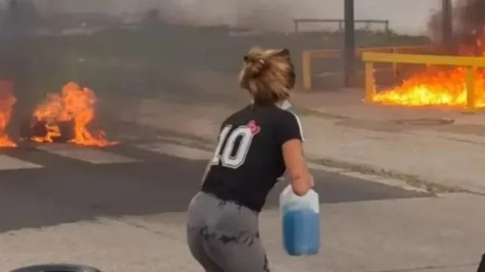 Momento en que familiares de un preso asesinado se prendieron fuego accidentalmente