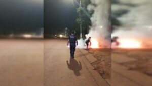 Moto abandonada se incendió y explotó en plena calle en Eldorado