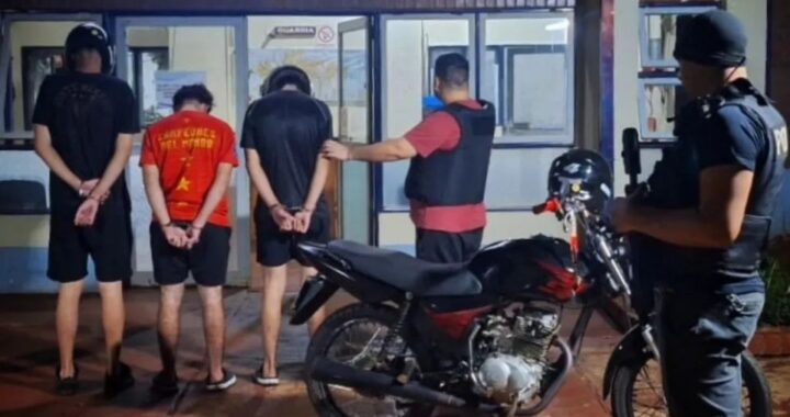 Motociclistas fueron detenidos tras merodear casas en Eldorado