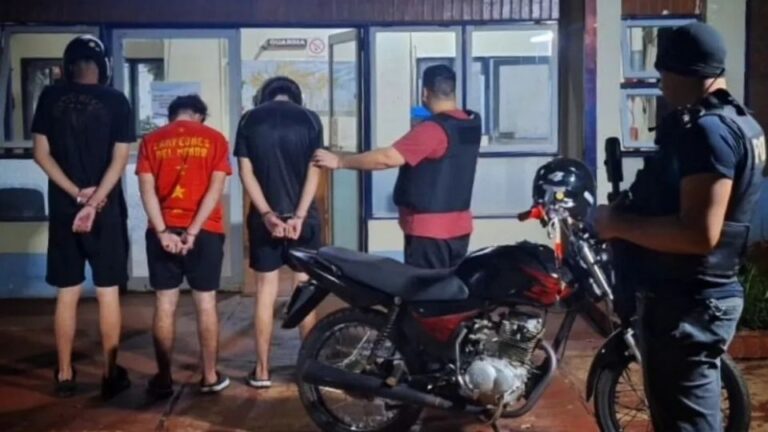 Motociclistas fueron detenidos tras merodear casas en Eldorado
