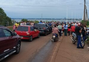 Paseros paraguayos bloquearon el puente internacional Posadas-Encarnación