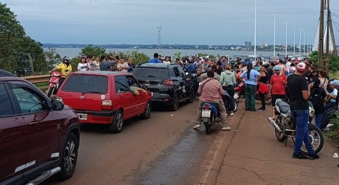 Paseros paraguayos bloquearon el puente internacional Posadas-Encarnación