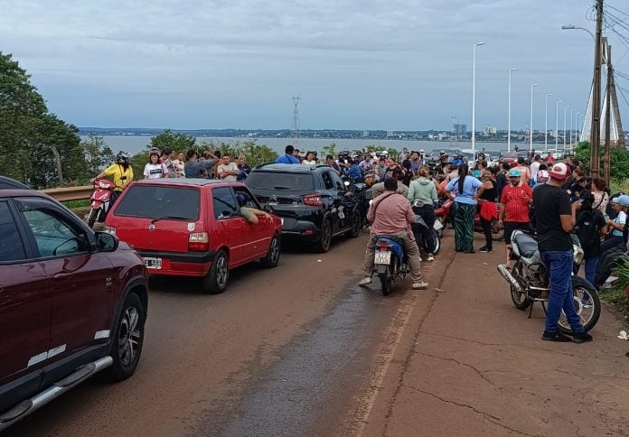 Paseros paraguayos bloquearon el puente internacional Posadas-Encarnación